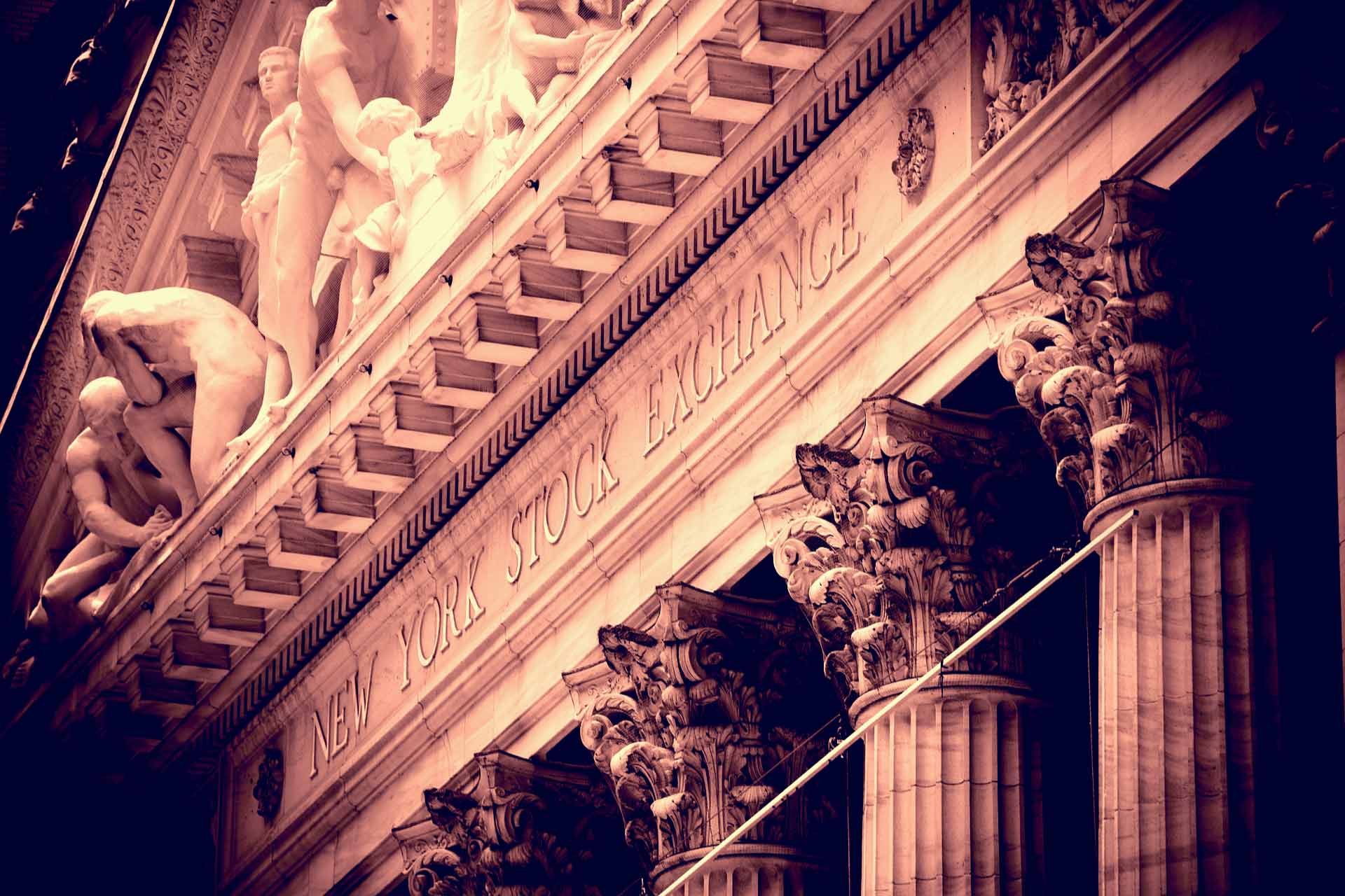 Federal Reserve e Bank of England: stesse sfide, scelte diverse